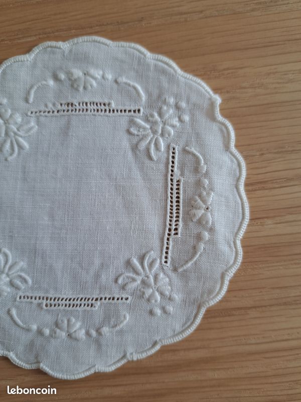 Napperon rectangulaire blanc avec broderie florale