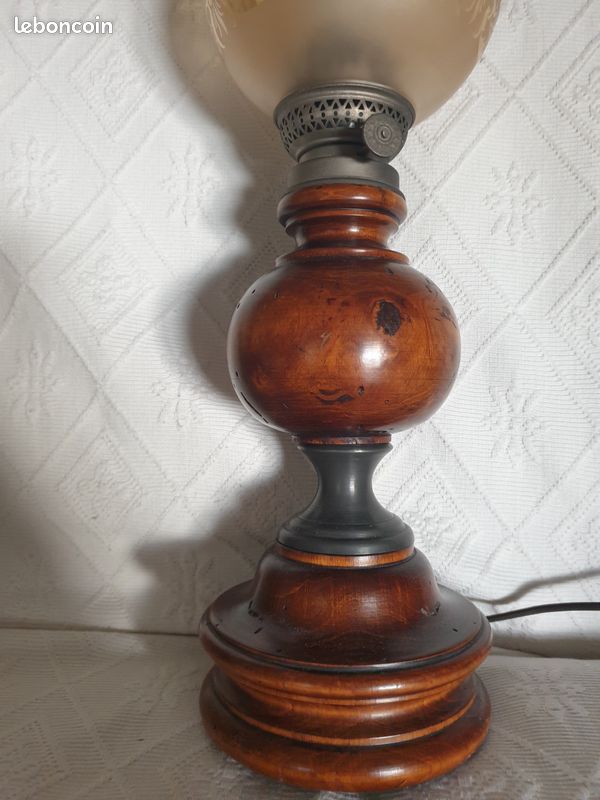 Lampe à pétrole électrique avec pied en bois et globe en verre gravé (image 1)
