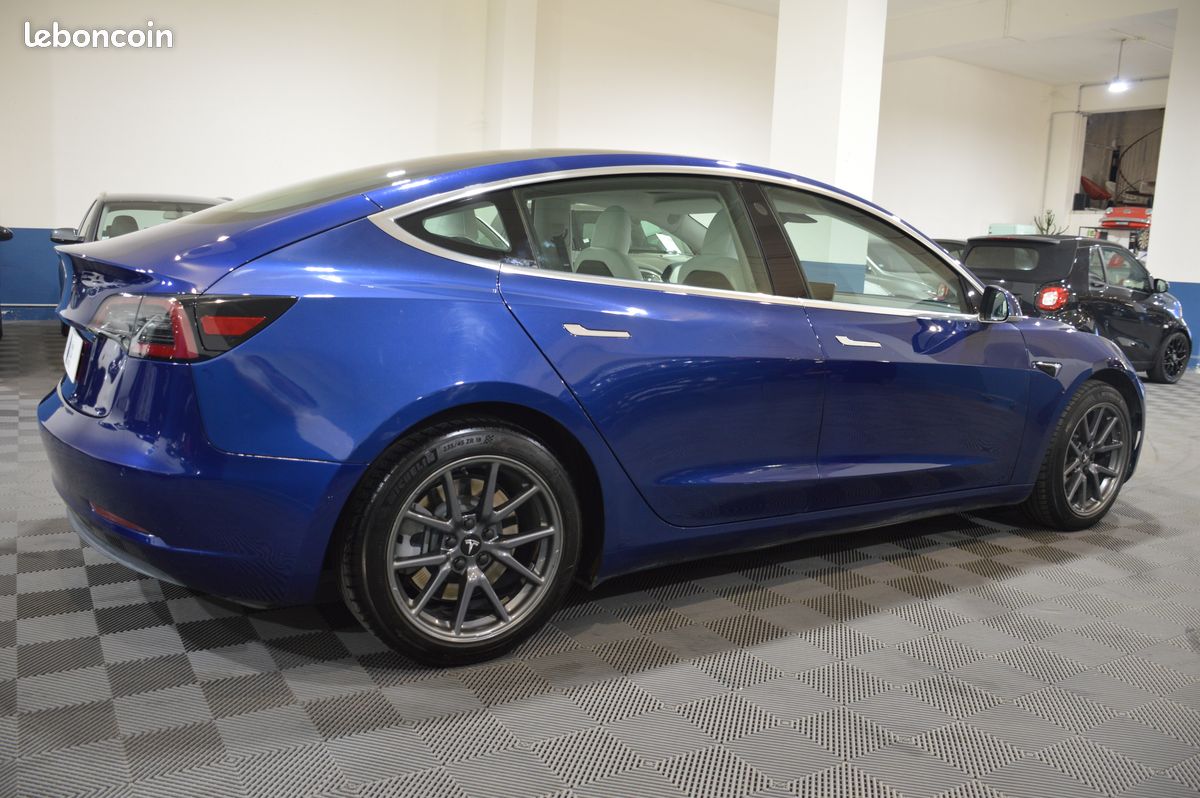 TESLA MODEL 3 LONG RANGE DUAL MOTOR AWD 75KWH (441CH)-54.685km-1ère Main-Toit Panoramique-Autopilot-Sièges Chauffants AV/AR-Caméra-Intérieur Premium Noir/Blanc-Jantes 18"-Garantie 6 Mois (image 3)