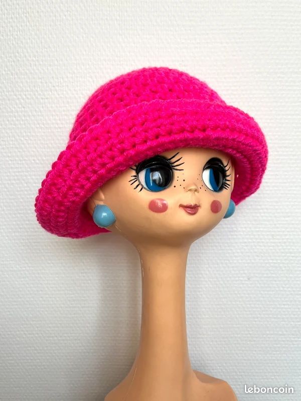 Chapeau en crochet rose fuchsia fait main (image 1)