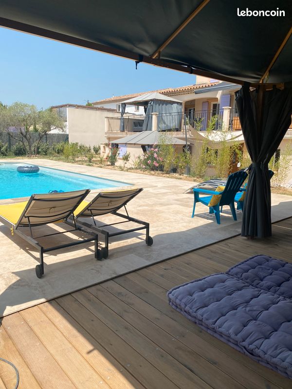 Villa avec une grande piscine (image 2)