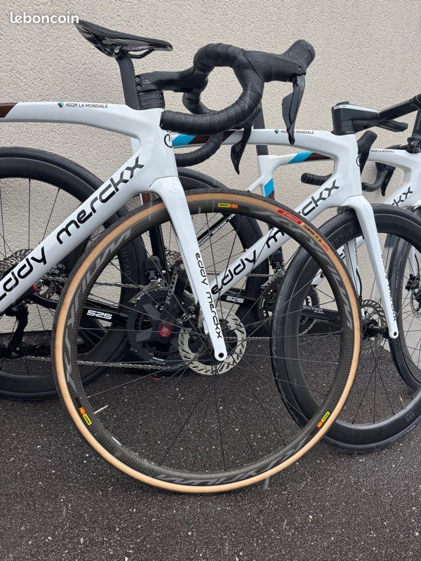Dispo en XS, S, M, L et XL ) Vélo de route team AG2R Eddy Merckx 525 disc - groupe Shimano 105 di2 12 vitesses - roues carbone Mavic / Newmen (image 7)