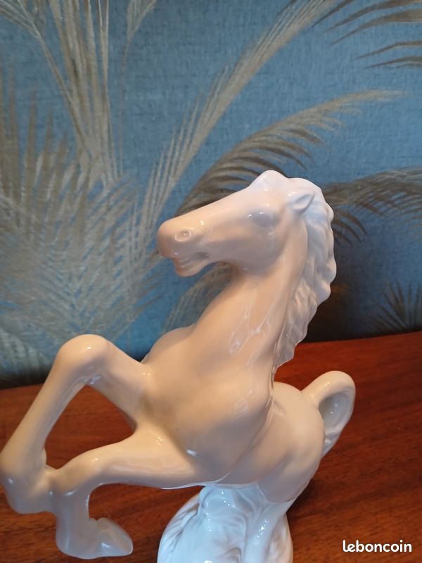 Statuette en porcelaine blanche en forme de cheval (image 5)