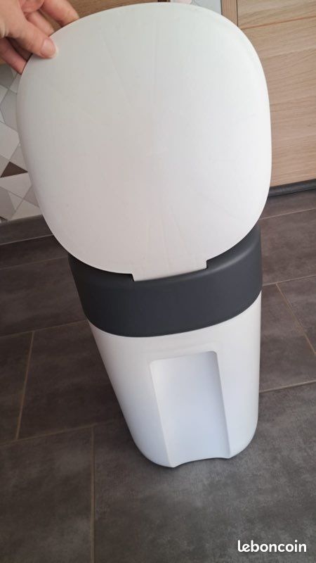 Poubelle a couche tres bon etat (image 2)