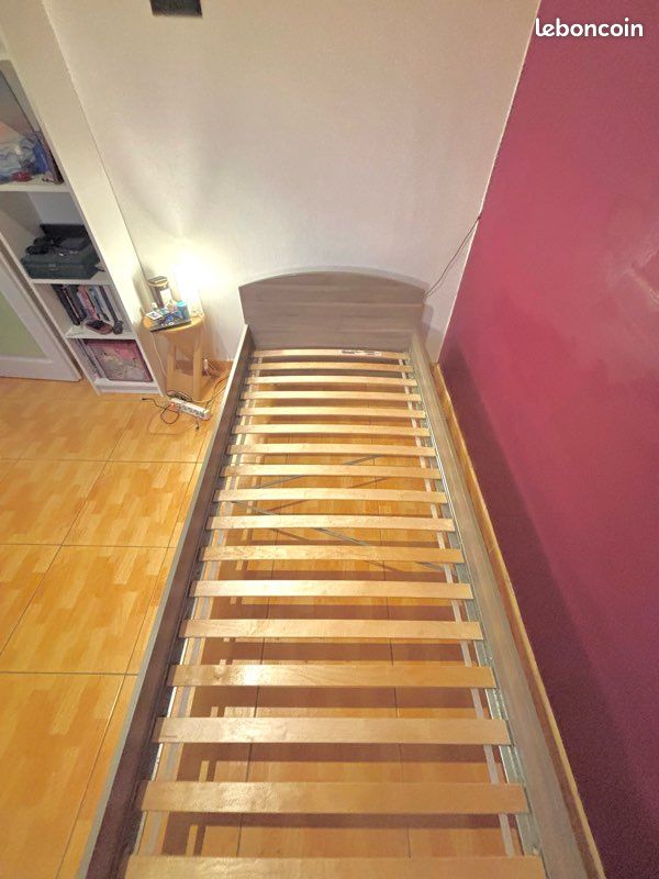 Beau lit bois gris avec sommier 90x200 parfait état avec matelas à donner (image 1)