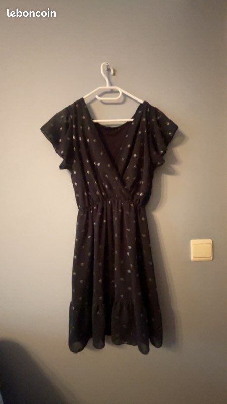 Robe noire à motif doré avec ceinture Vêtements