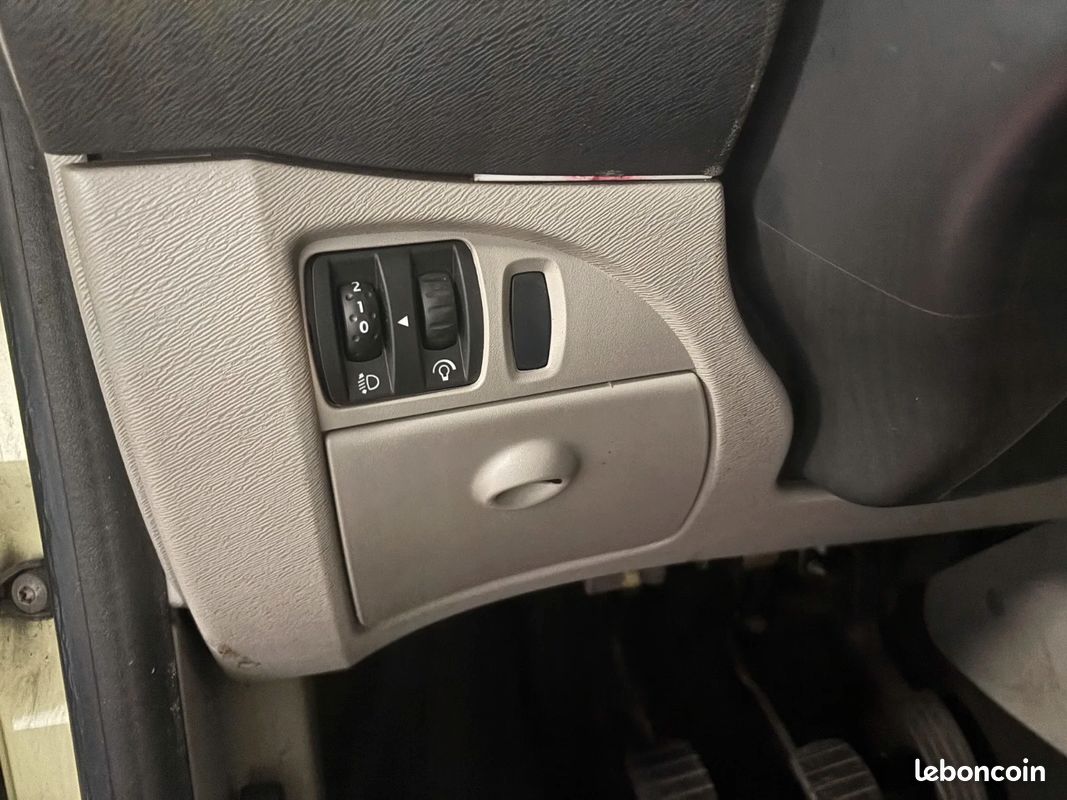 RENAULT TWINGO II 1.2 60 eco2 (image 15)
