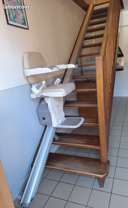 Monte escalier électrique HANDICARE ARATAL avec 2 télécommandes et 2 batteries d'avance (image 1)