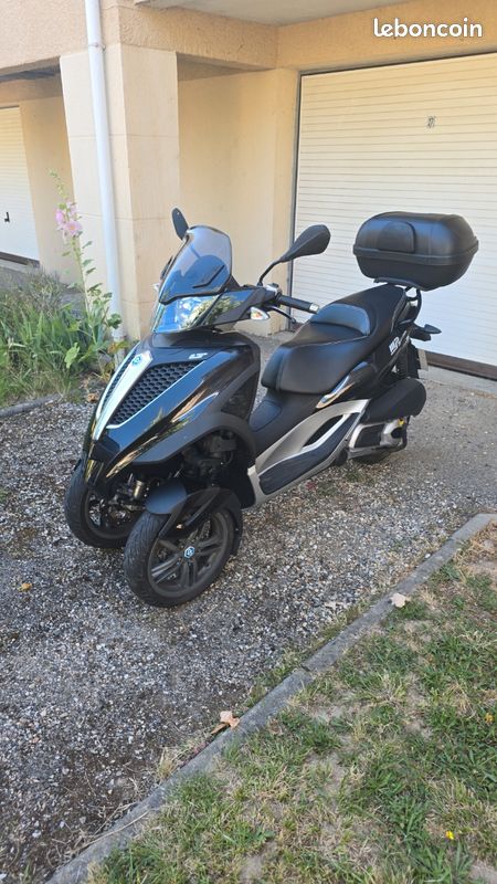 Piaggio MP3 300 (image 1)