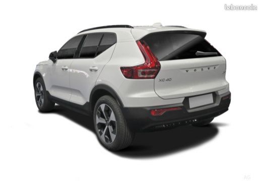 VOLVO XC40 B3 163 ch DCT7 Black Edition (image 2)