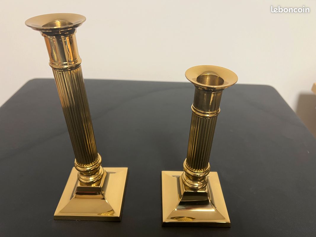 Paire de bougeoirs colonne dorés style néoclassique (image 1)