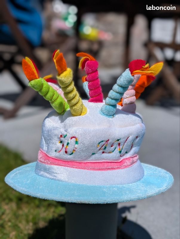 Chapeau de Joyeux Anniversaire Multicolore avec Verres et Sifflets de Fête - Chapeau en Peluche pour Adultes, Habillage, Rassemblement Chapeau de Joyeux Anniversaire Multicolore avec Verres et Sifflets de Fête - Chapeau en Peluche pour Adultes, Habillage, Rassemblement