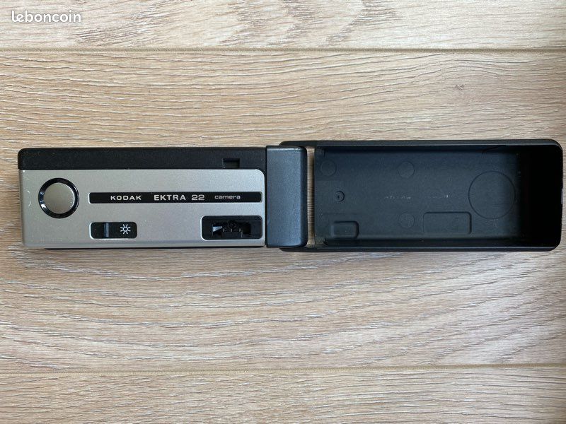 Appareil photo KODAK Ektra 22-EF dans son coffret avec ses