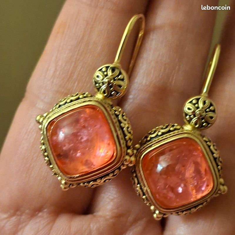 Boucles D'oreilles Dormeuses Shamaya Krea – Bronze Et Cabochon Rose Fushia – Neuves
