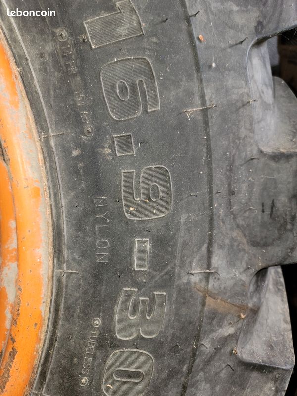 Pneus tractopelle (image 2)