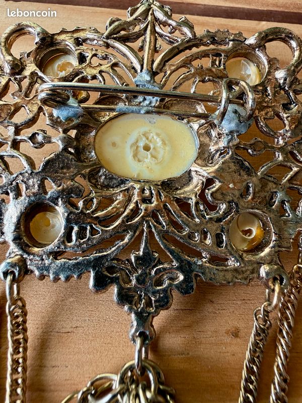Broche Dorée Vintage Ancienne - Bijou Rétro Sans Marque - Parfait Accessoire Bohème