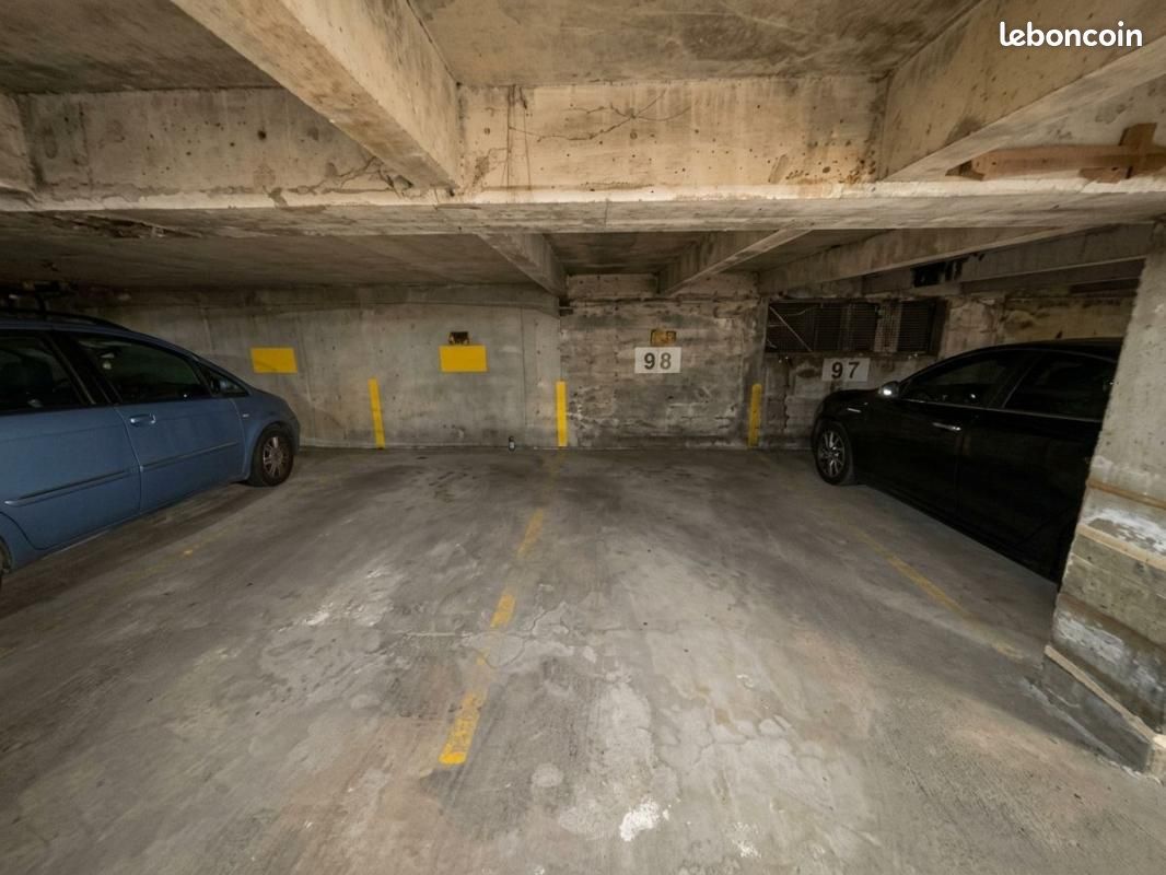 Parking Lyon · 12 000 €