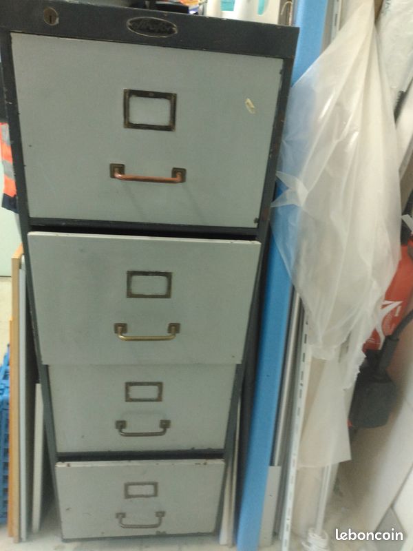 Vend casier de rangement en metal (image 1)