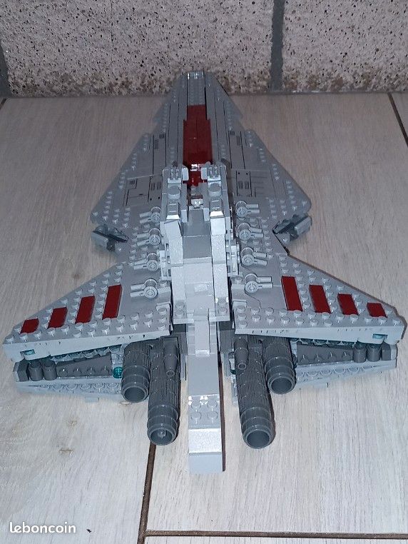 LEGO Le croiseur d’assaut de classe Venator de la République 75367