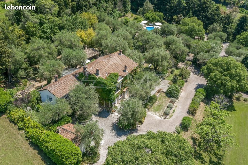 Superbe domaine au coeur du village (image 1)