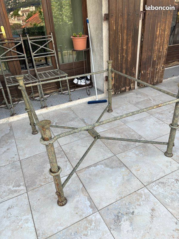 Chaises et pied de table en fer forgé (image 1)