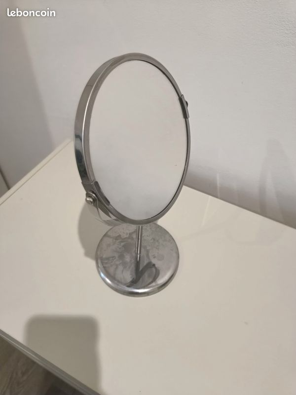 Miroir grossissant sur pied (image 1)