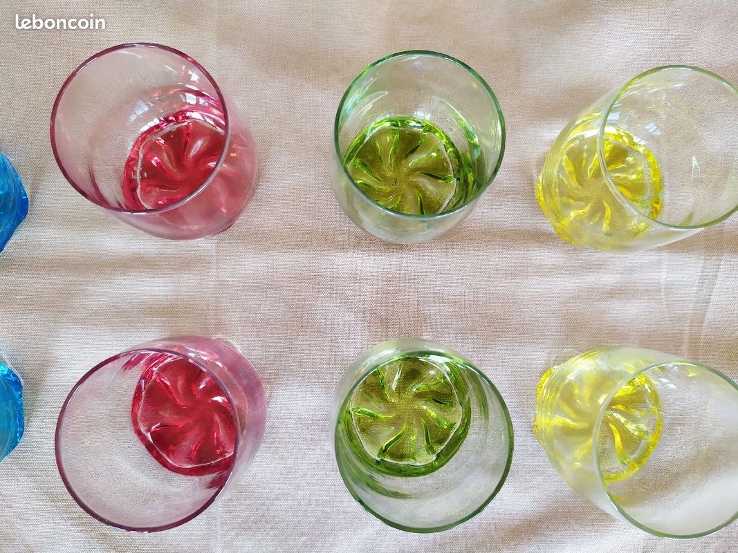 Au moins 10 Verres à eau colorés (image 2)