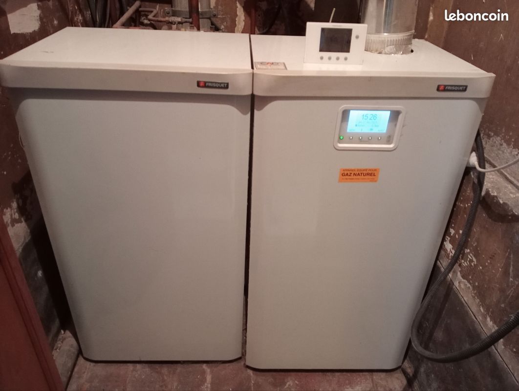 Chaudière vertical au sol FRISQUET Prestige Évolution Visio 32 kW avec ballon 120L (image 1)