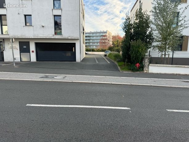 https://img.leboncoin.fr/api/v1/lbcpb1/images/4f/fd/32/4ffd32c478ef1809bc794627bb10f95ad93160ac.jpg?rule=ad-image