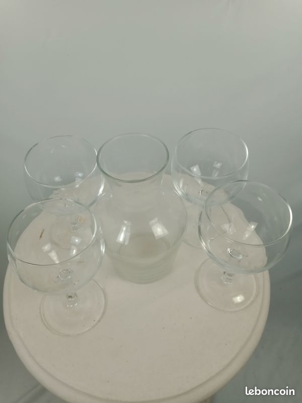 Lot 4 verre a vin et une carafe (image 1)