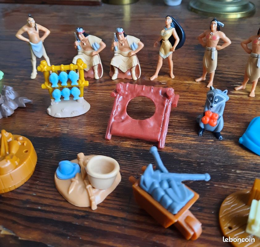 Lot personnages et accessoires Pocahontas (image 1)