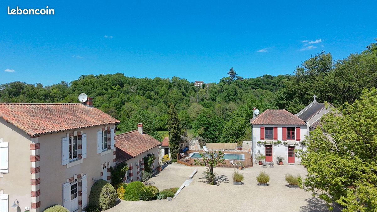 Maison 14 pièces 419 m² · à Persac · 419 m² · 590 000 €