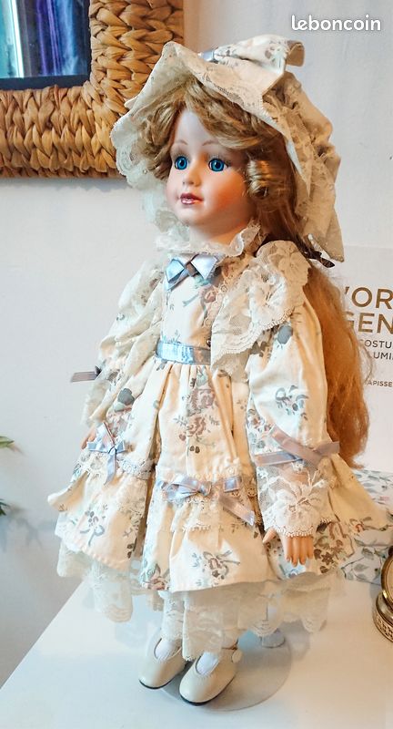 ANCIENNE FINE DENTELLE BRODERIE SUR TULLE XIXème ROBE ENFANT POUPEE