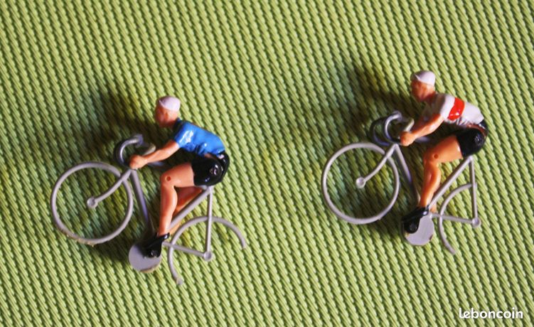 LOT 13 COUREURS CYCLISTES + MOTO ET ACCESSOIRES ECHELLE HO