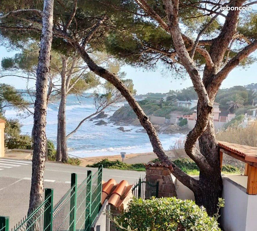 Entre ST-RAPHAEL et ST-TROPEZ, Studio pieds dans l'eau, à partir de 500E semaine (image 1)