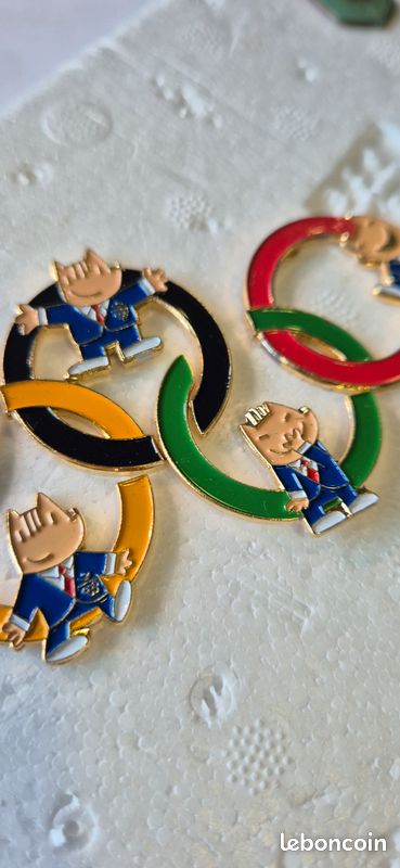 lot 3 pin's 2 JO d'Alberville 1992 COJO 1988 & 1991 & un