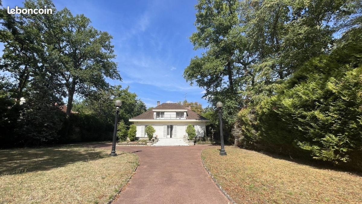 Maison 9 pièces 254 m² · à Lamorlaye · 254 m² · 599 000 €