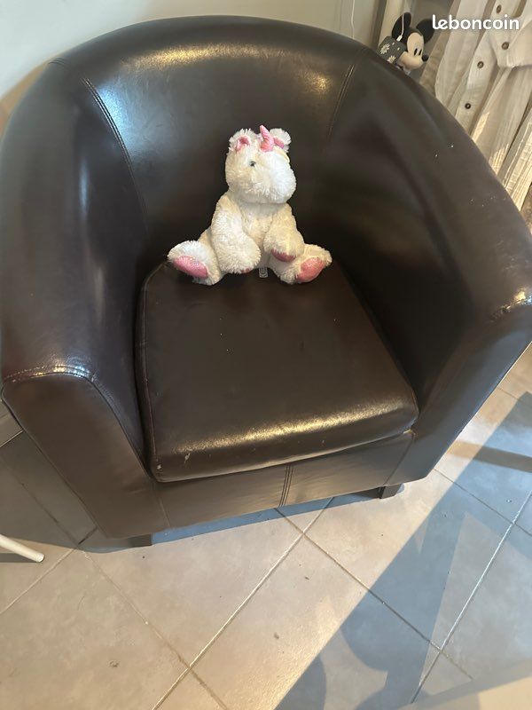 Fauteuil marron foncé (image 1)