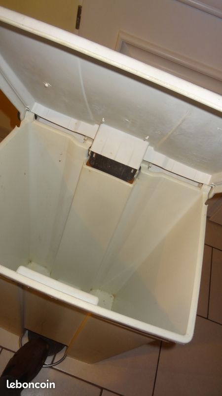 Poubelle agroalimentaire en plastique - 90l RUBBERMAID à pédale + roulettes (image 3)