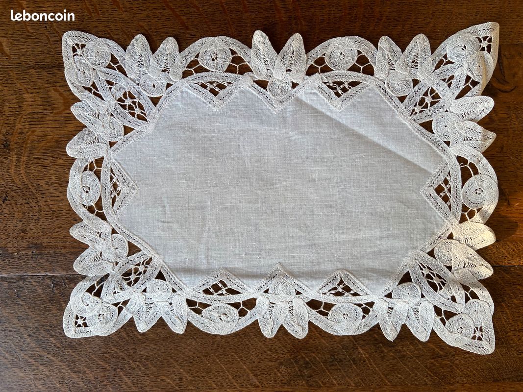 Lot 8 napperons anciens (image 2)