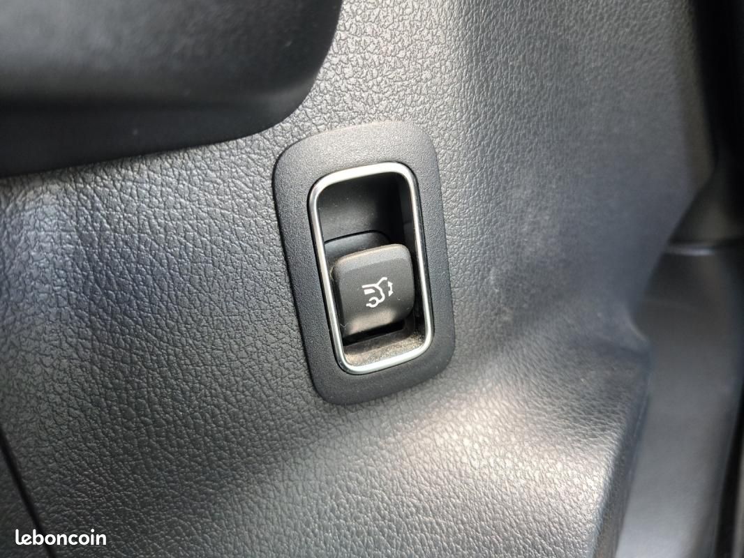 Mercedes Gla 2.0 200 D 150 ch Amg Line 8g-dct /GPS/Caméra de recul/Radar AV et AR/Attelage/Clim auto (image 24)