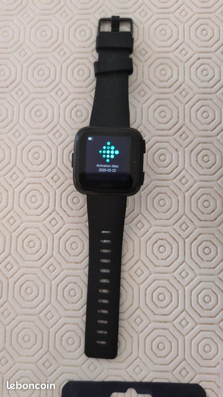 Pack Fitbit Versa 1 + 5 Bracelets neufs + 2 Chargeurs + Protections - Très bon état (image 2)
