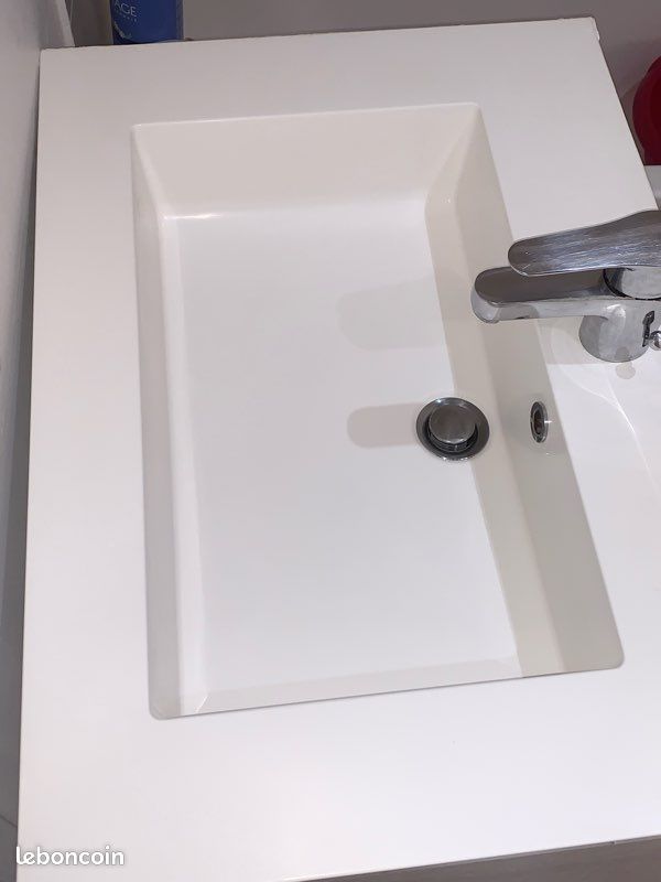 Ensemble de salle de bain avec miroir, vasque, robinet, éclairage intégré et espace de rangement (image 15)