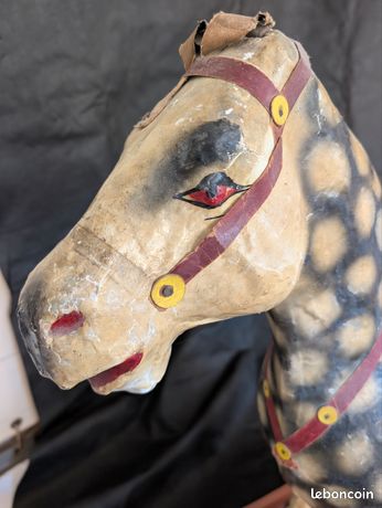 Cheval En Papier Mâché Sur Une Planche De Bois Avec Des Roues Papier Mache Bois