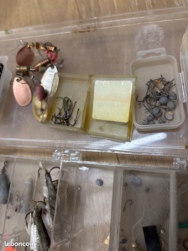 Boîte à hameçons de pêche - France