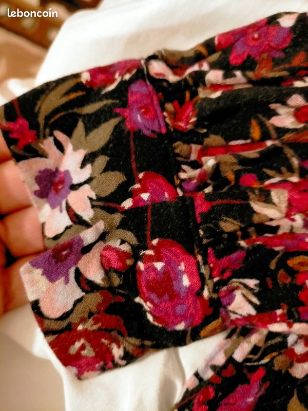 Robe moche longue taille 38.
De marque Kiabi.
Taille 40 (image 3)