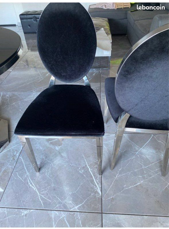 Table ronde et chaises médaillons (image 2)