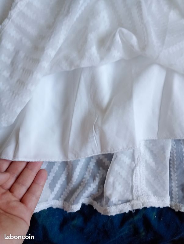 Petite robe blanche prix négociable remise en main propre seulement (image 5)