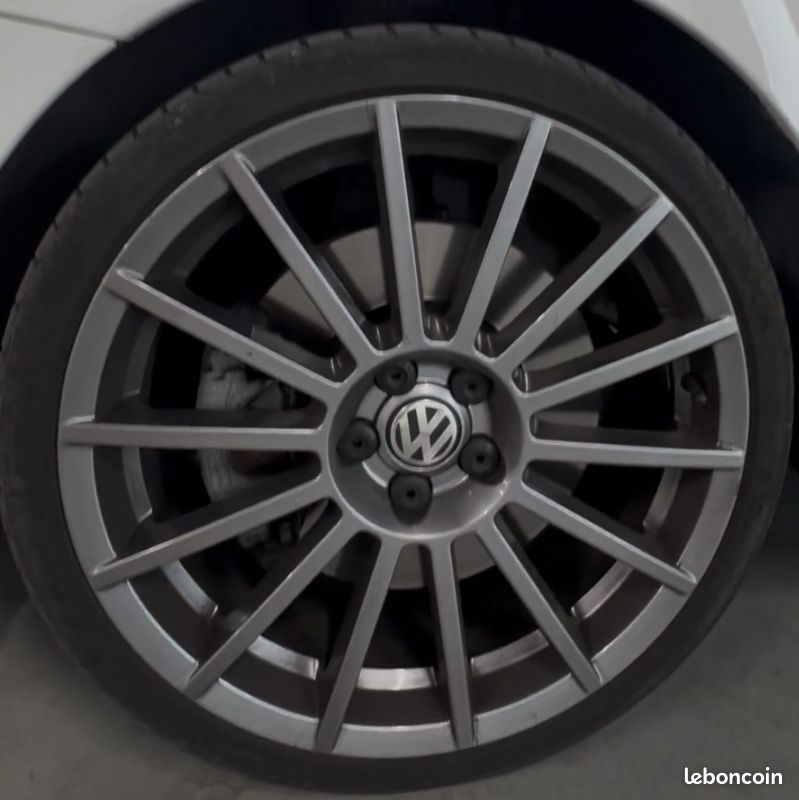 Volkswagen POLO V R WRC 220ch Limited Edition - 1901/2500 / SUIVI VOLKSWAGEN / SIEGES CHAUFFANTS / GPS / BLUETOOTH (image 17)