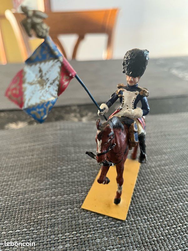 Soldat de plomb - Cavalier en armure et épée dressé, cheval noir Soldat de plomb - Cavalier en armure et épée dressé, cheval noir